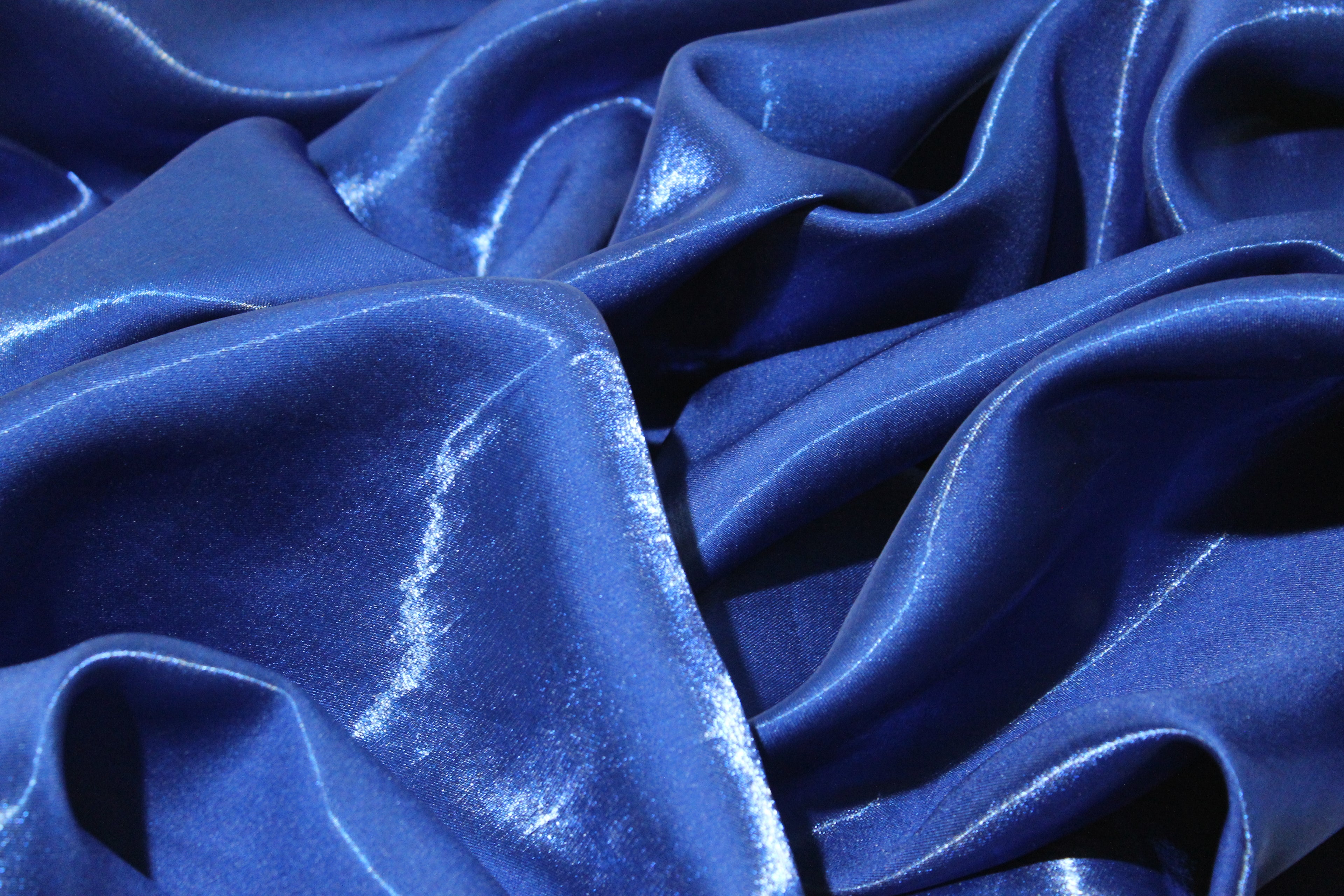 Mikado Brillante: Forma, Fuerza y luz en un solo textil.