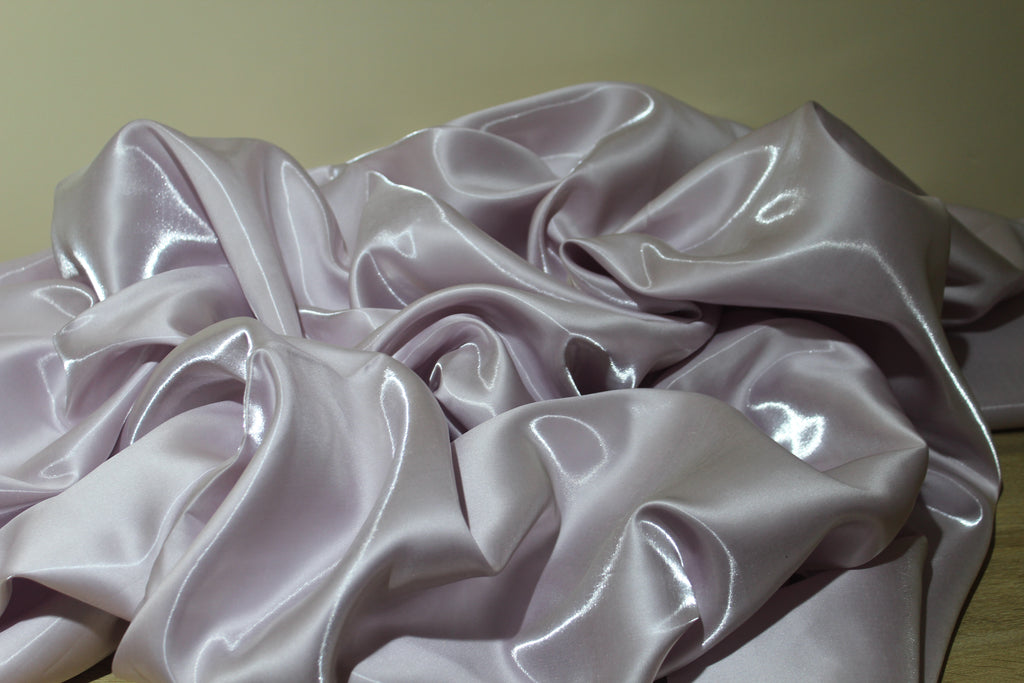 Mikado Brillante: Forma, Fuerza y luz en un solo textil.