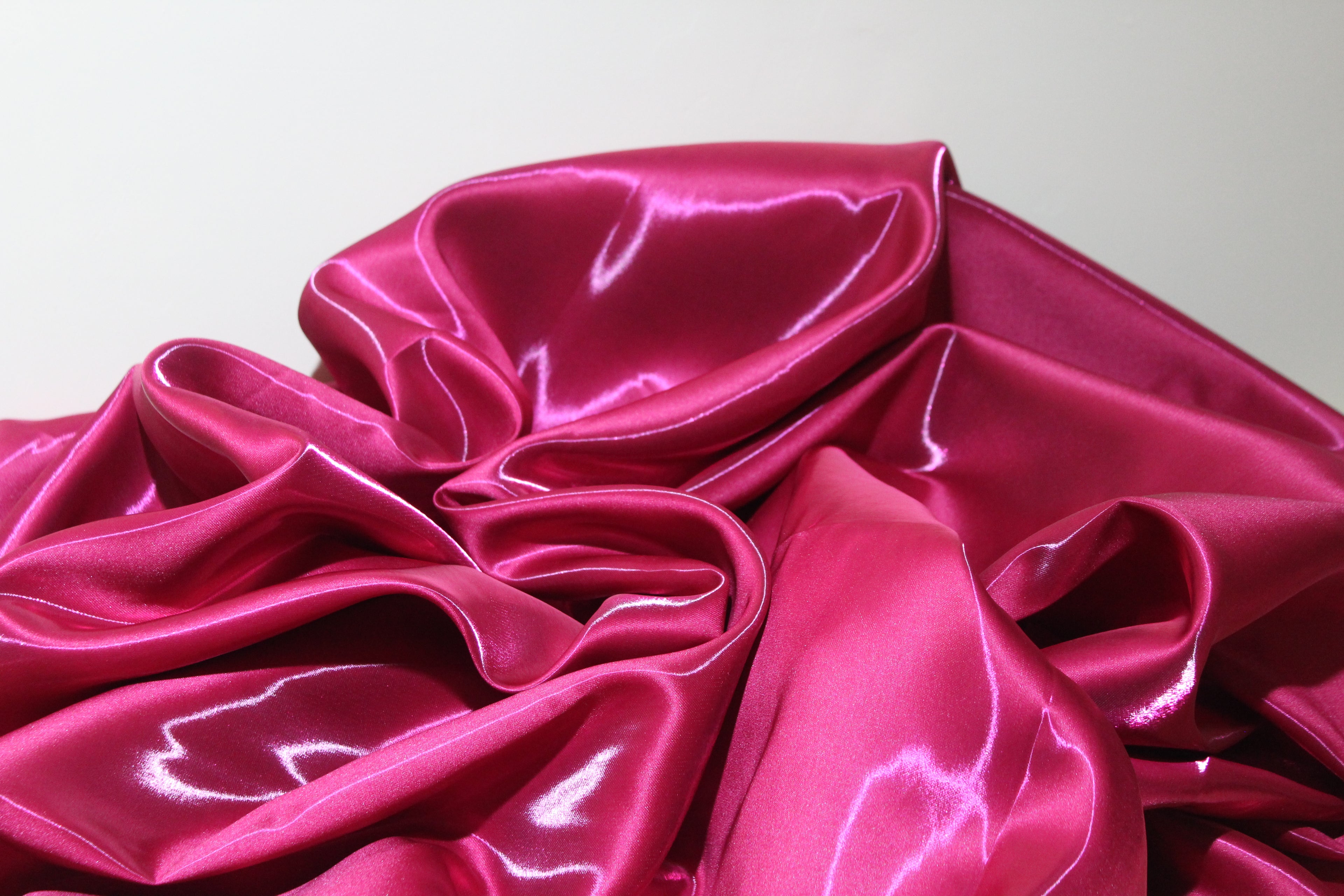 Mikado Brillante: Forma, Fuerza y luz en un solo textil.