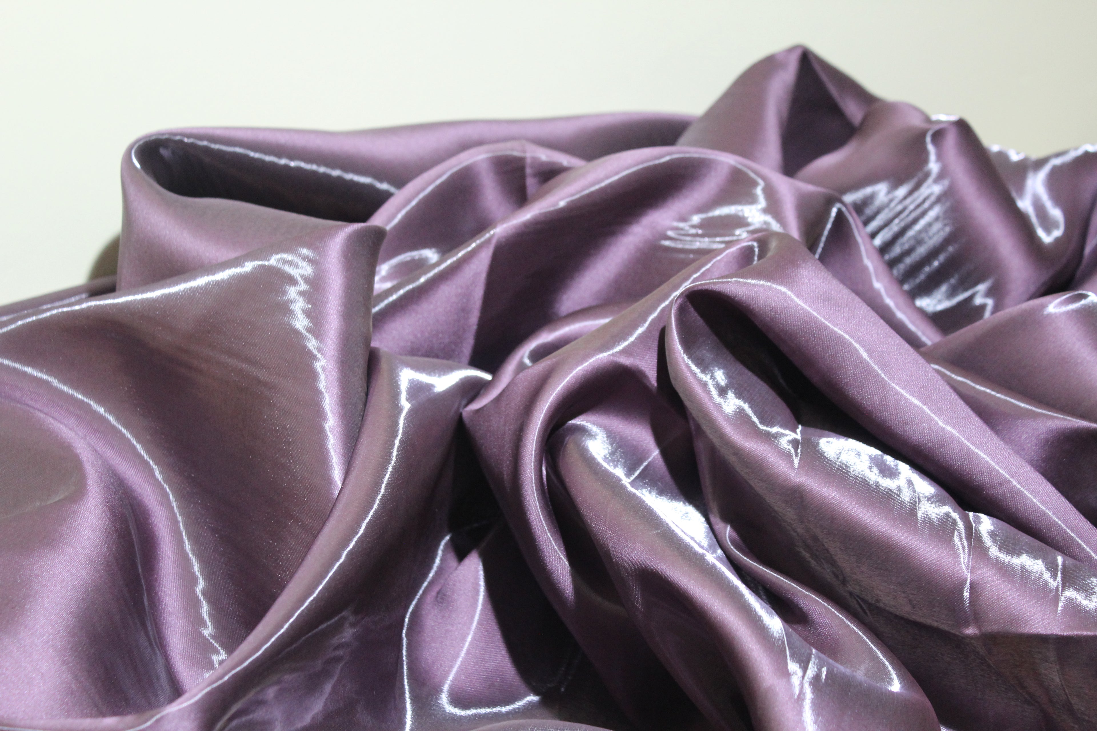 Mikado Brillante: Forma, Fuerza y luz en un solo textil.